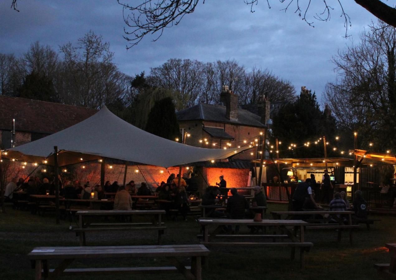 The Pembroke Arms Hotel Wilton  Екстериор снимка