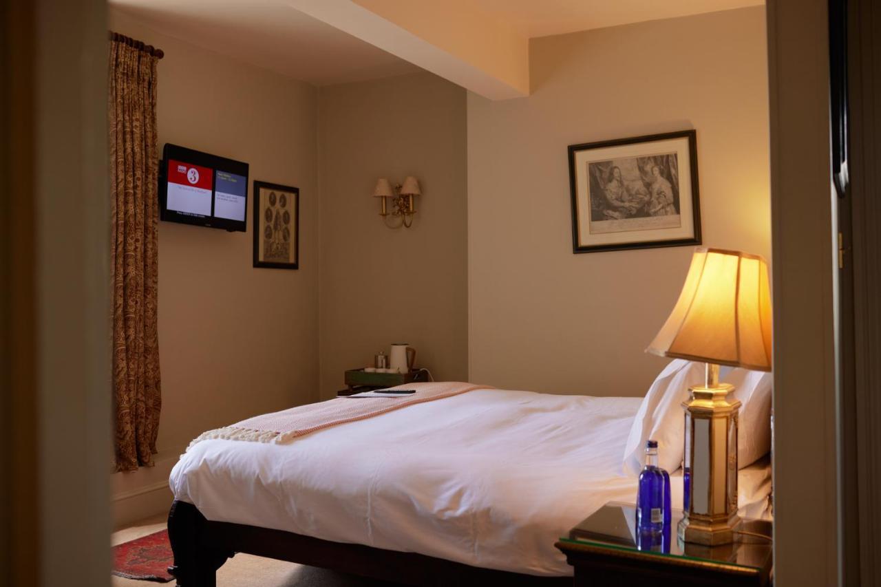 The Pembroke Arms Hotel Wilton  Екстериор снимка