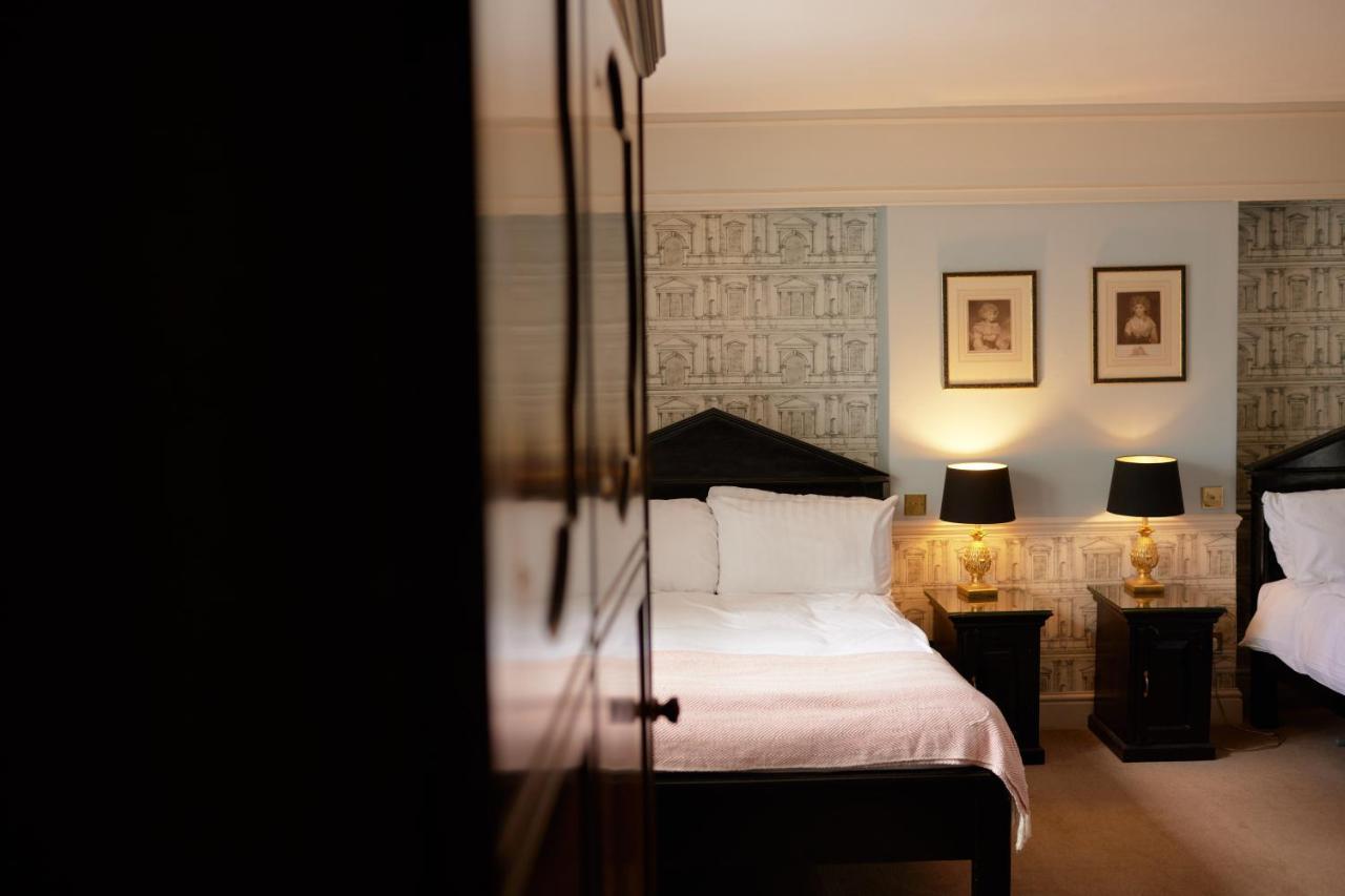 The Pembroke Arms Hotel Wilton  Екстериор снимка