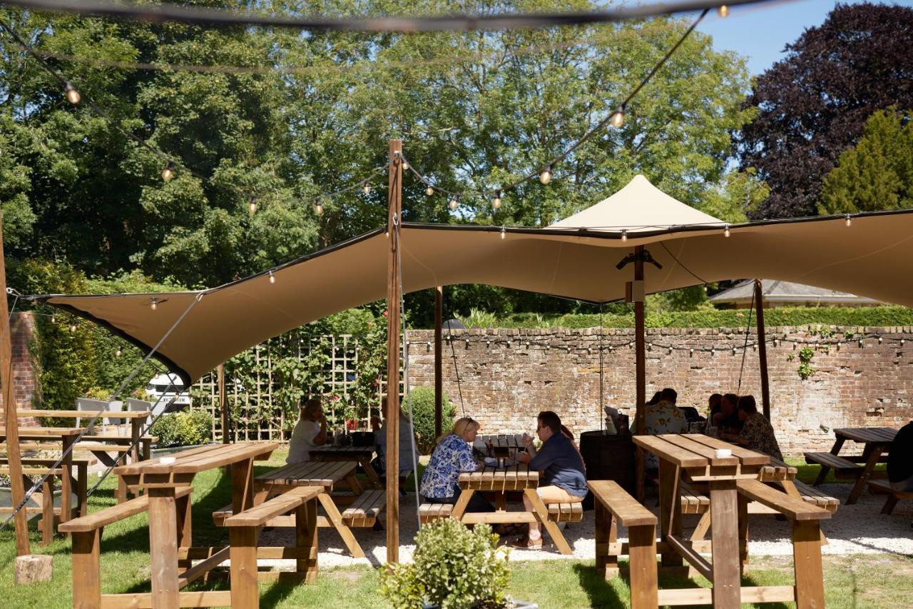 The Pembroke Arms Hotel Wilton  Екстериор снимка