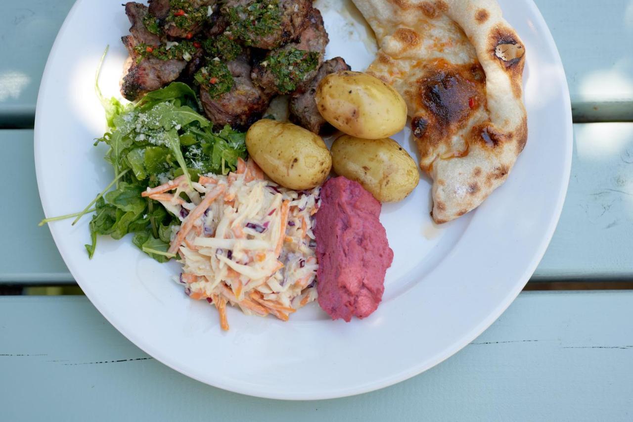 The Pembroke Arms Hotel Wilton  Екстериор снимка
