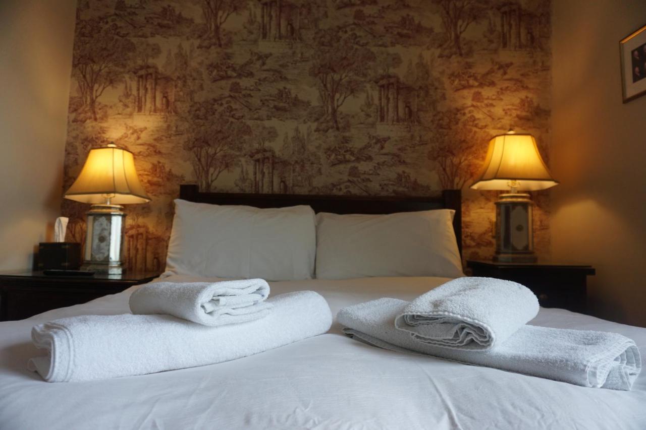 The Pembroke Arms Hotel Wilton  Стая снимка