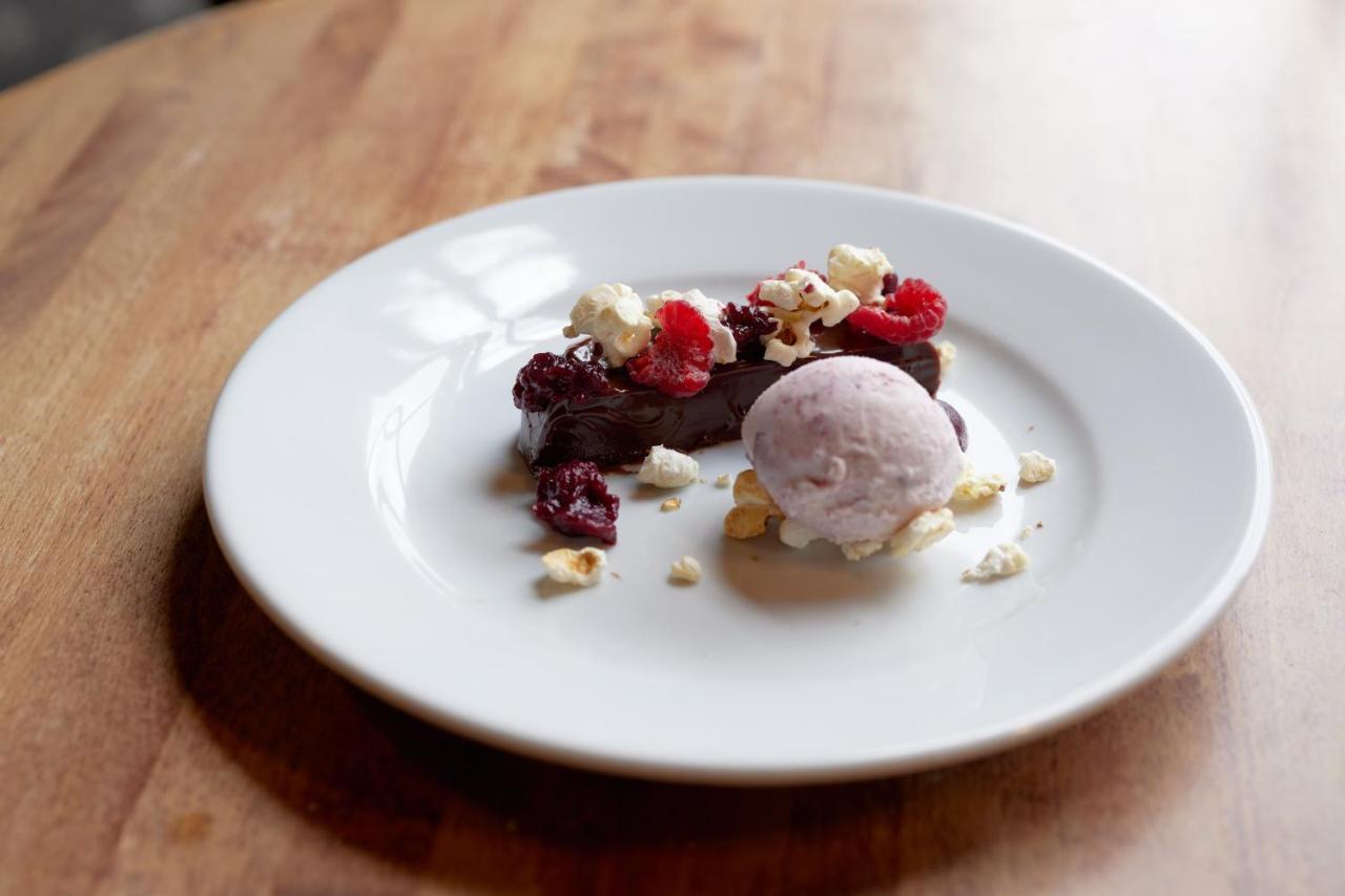 The Pembroke Arms Hotel Wilton  Екстериор снимка