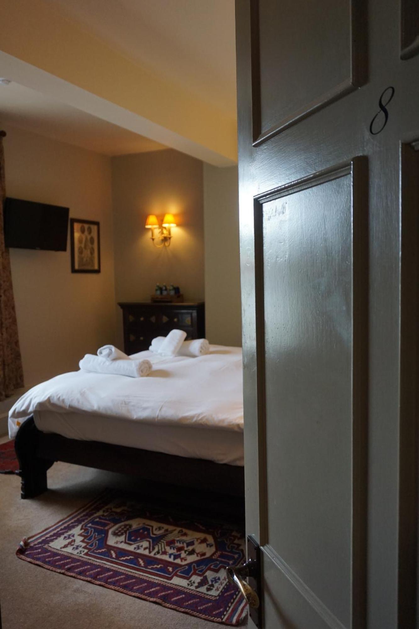The Pembroke Arms Hotel Wilton  Стая снимка