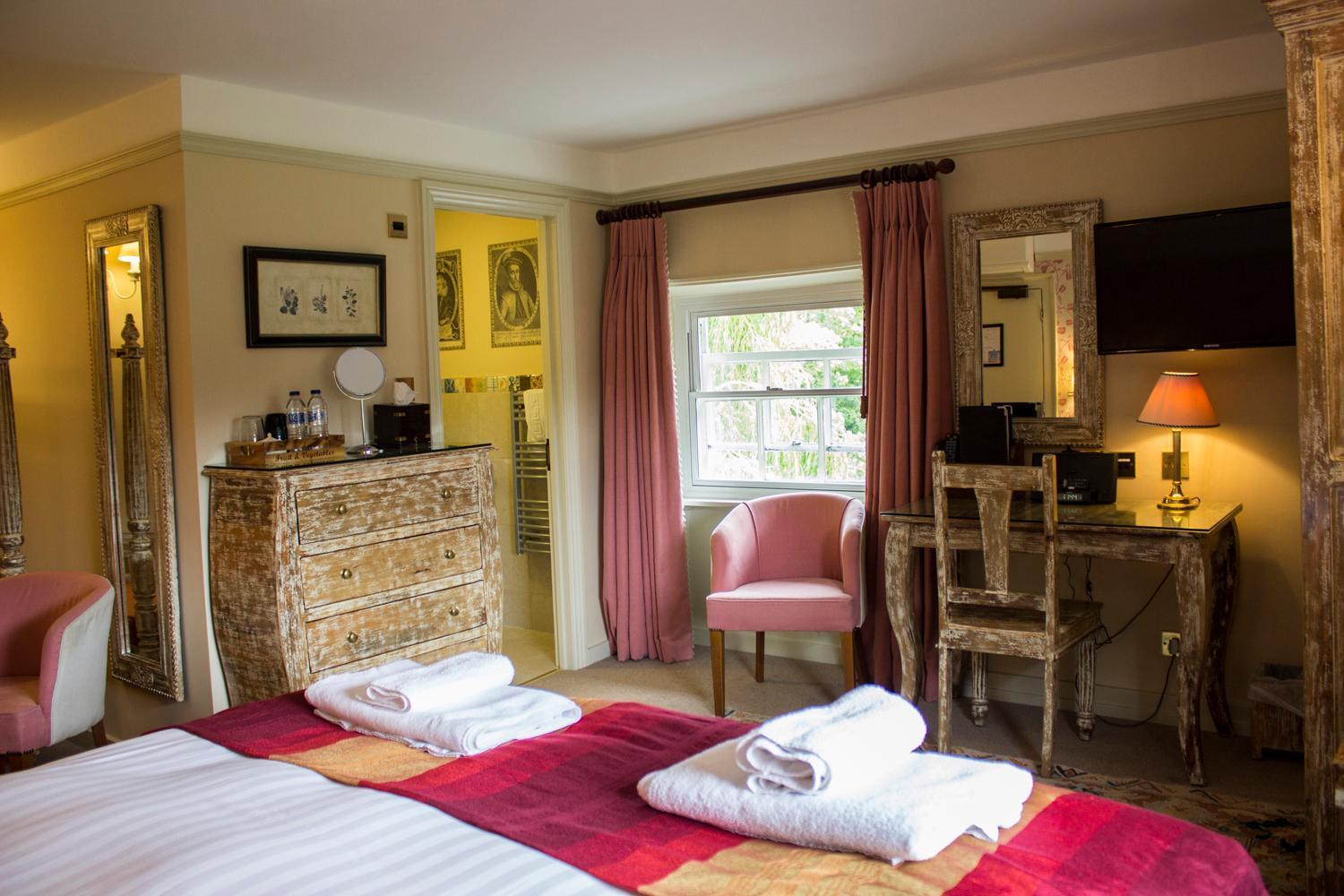 The Pembroke Arms Hotel Wilton  Стая снимка